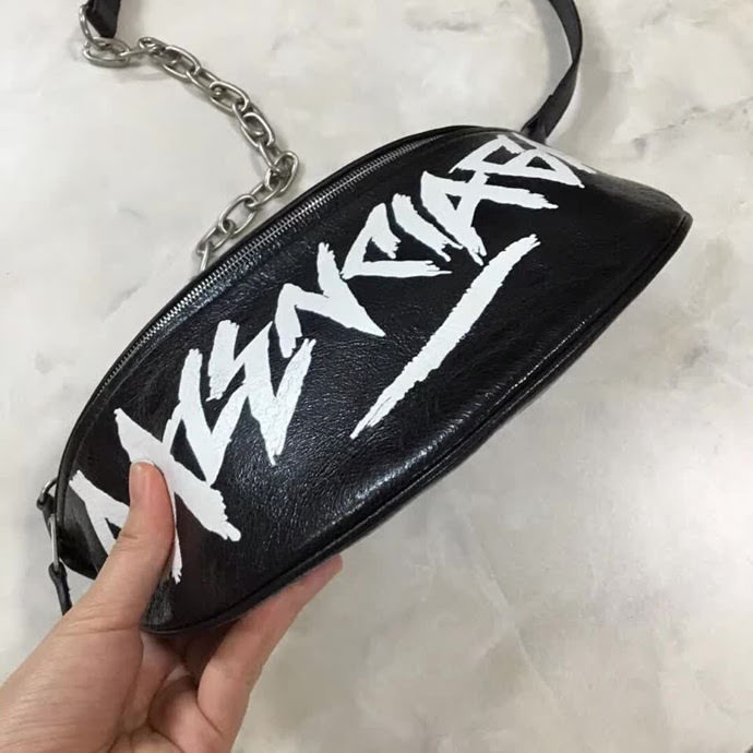BALENCIAG巴黎世家 爆款 專櫃同步更新 斜挎胸包腰包 小牛皮材質 前面拉鏈口袋 簡約兩用包  BL1511
